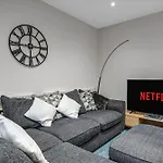 Spacious 4 Bedroom 4 Bath-Free Parking Great Links