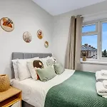 Spacious 4 Bedroom 4 Bath-Free Parking Great Links