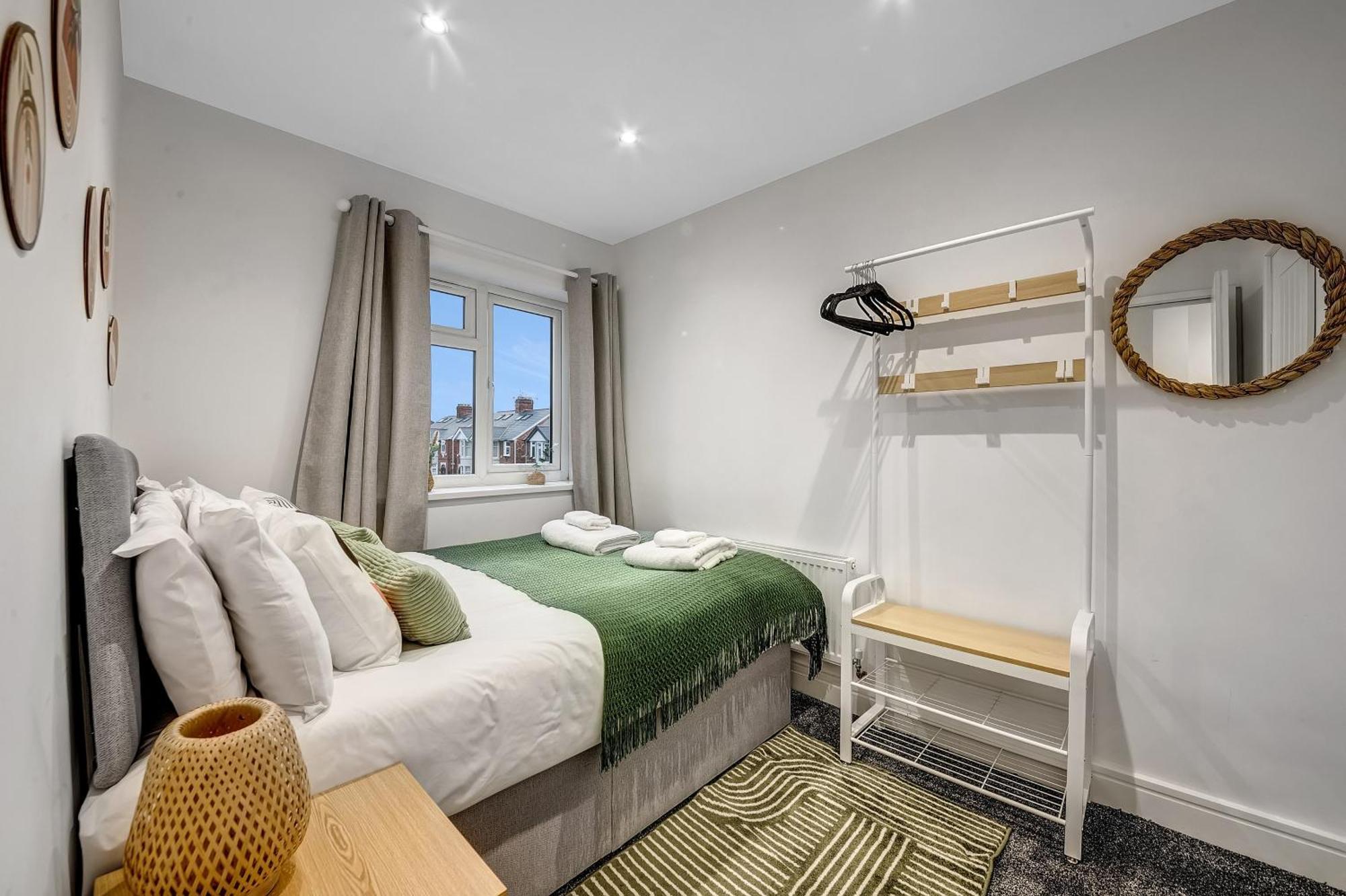 Spacious 4 Bedroom 4 Bath-free Parking Great Links *