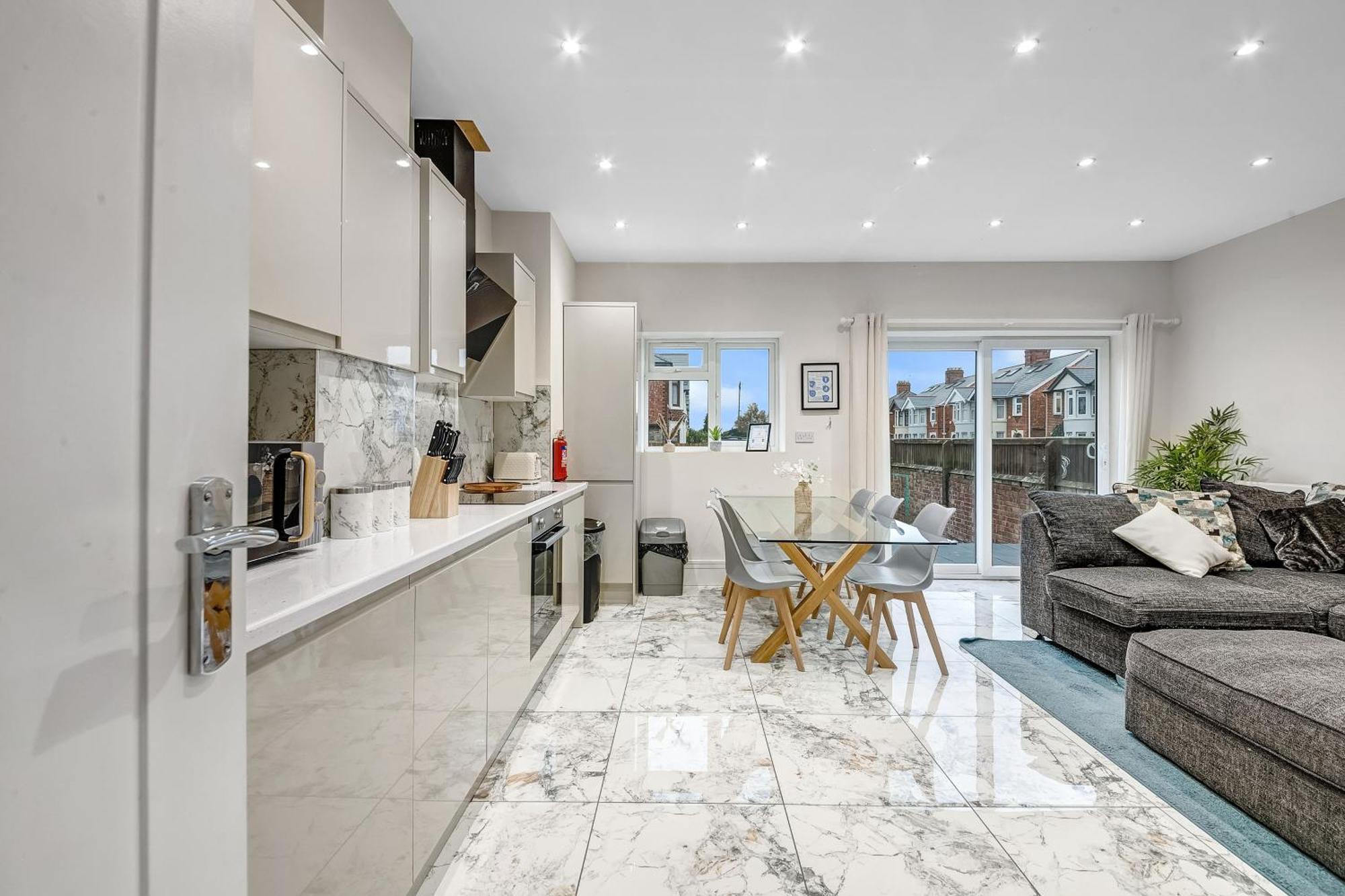 Spacious 4 Bedroom 4 Bath-free Parking Great Links *